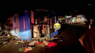 Tin giao thông đến sáng 28/7: Lại lật xe khách, gần 20 người bị thương