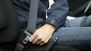 Động tác đơn giản giữ mạng sống nếu không may ô tô khách lật