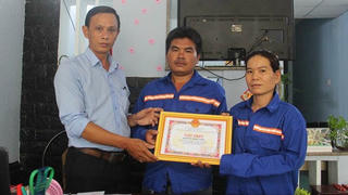 Vợ chồng thu gom rác trả lại 6 lượng vàng nhặt được