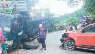 Tin giao thông đến sáng  31/7: Tài xế tự xưng cán bộ tỉnh, hai ô tô hư hỏng nặng sau va chạm