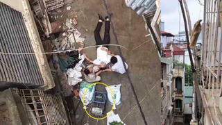 Đang đi trong ngõ, người đàn ông bị xe rùa rơi trúng