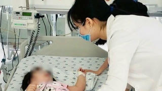 Bé gái 3 tuổi ăn nhầm cơm trộn thuốc chuột