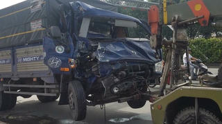 Phụ xe tải mắc kẹt trong cabin sau va chạm với xe khách