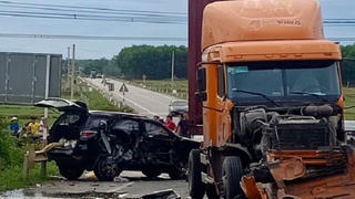 Tin giao thông sáng 6/8: Xe sang 'bay' xuống gầm cầu Sài Gòn; 2 người chết do va chạm ô tô container