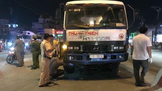 Tin giao thông sáng 12/8: Ba mẹ con bán vé số bị ô tô cuốn vào gầm, xe 7 chỗ cháy dữ dội