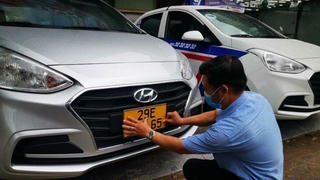 Đổi biển số vàng cho xe kinh doanh: Vẫn còn vướng mắc