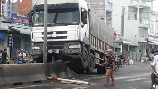 Tin giao thông sáng 19/8: Liên tiếp tai nạn xe tải, xe container, 2 người chết