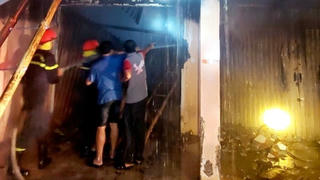 Cháy tiệm vàng, nhiều người chạy thoát bằng cửa sau