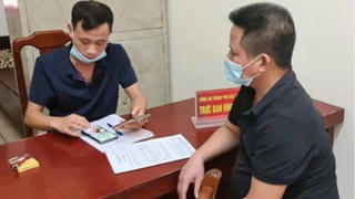 Chủ quán nhắng nướng bắt cô gái quỳ vì chê đồ ăn khai gì?