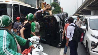 Tin giao thông đến sáng 21/8: Liên tiếp vụ xe ô tô bị lật nghiêng