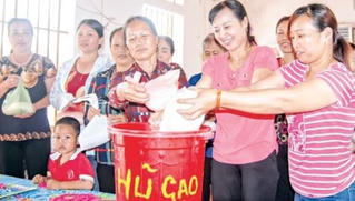 Sáng mãi tinh thần đoàn kết vượt khó của người Việt