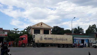 Tin giao thông ngày 25/8: Va chạm với xe tải, nữ cán bộ ngân hàng tử vong; 1 người bị thương khi xe limousine đâm đổ cột điện va vào nhà dân