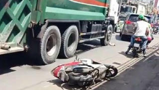 Tin giao thông sáng 27/8: Ô tô chở rác kéo lê cô gái, Trưởng phòng CSGT cứu tài xế mắc kẹt 