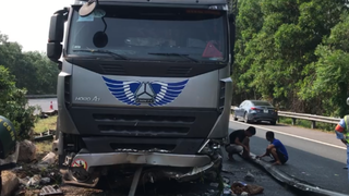 Thót tim: Ô tô container 'bay' qua dải phân cách cao tốc Cầu Giẽ - Ninh Bình 