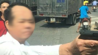 Giám đốc công ty bảo vệ nghi dùng súng đe dọa người đi đường