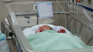Bé sơ sinh bị bỏ rơi ở khe tường xuất viện