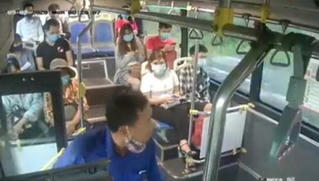 Xác định danh tính người đàn ông nhổ nước bọt vào phụ xe buýt