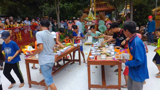 Cúng cô hồn ở Sài Gòn - đừng để tục lệ đẹp trở thành xấu xí