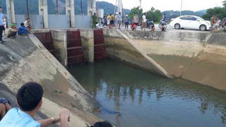 Chạy ra đón chị, bé gái ngã xuống kênh mất tích