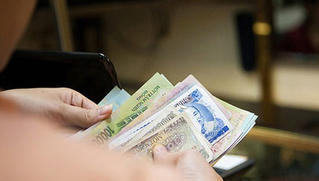 'Cười ra nước mắt' với những khoản thu 'trời ơi' của học sinh đầu năm