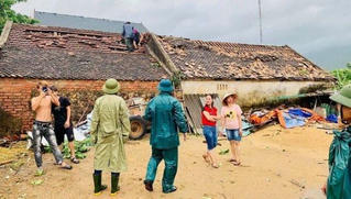 Hàng loạt cây đổ, nhà bị tốc mái do bão số 5