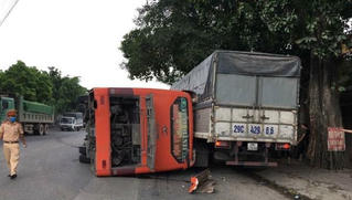 Tin giao thông sáng 19/9: Liên tiếp va chạm xe tải, 1 người tử vong, hơn 20 người bị thương