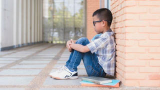 “Mẹ ơi, con không muốn tới trường học nữa!”