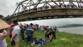 Người phụ nữ khóc ngất khi trong một tháng mất cả chồng và con