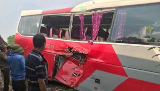 Tin giao thông đến sáng 30/9: Hai người tử vong bất thường trong ô tô; 6 học sinh bị thương do xe va tàu hỏa