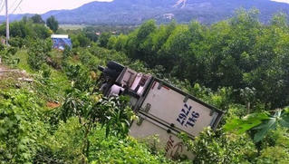 Dừng xe đi vệ sinh, tài xế bị xe tải tuột dốc đè trúng tử vong