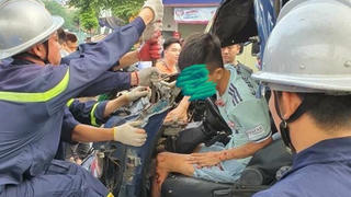 Cảnh sát giải cứu nam tài xế mắc kẹt trong cabin