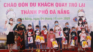 Đoàn du khách đầu tiên tham quan Đà Nẵng sau 2 tháng
