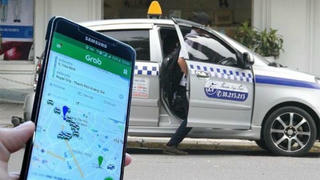 Ứng dụng xe công nghệ 'thu phí nền tảng' móc túi khách hàng?