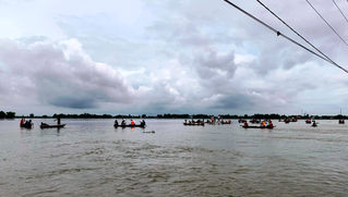 Hai học sinh tử vong khi trượt chân xuống dòng nước lũ 