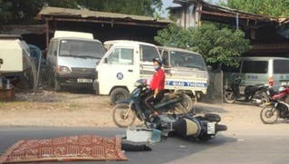 Tin giao thông đến sáng 13/10: Người đàn ông va tô tô container tử vong, nam thanh niên mặc váy buông 2 tay lái xe