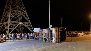 Tin giao thông đến sáng 14/10: Lật xe chở công nhân khiến 1 người chết, 11 người bị thương, xe khách mất lái tông trưc diện xe máy