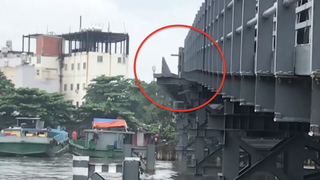 Cầu gần 80 tỷ đồng sắp thông xe bị xà lan tông sụp nhịp