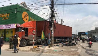 Tin giao thông đến sáng 20/10: Tai nạn xe bồn, xe container, 1 cô gái tử vong, chị bán hàng nguy kịch