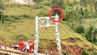 Bị bố vợ mắng, nam thanh niên định nhảy cầu tự tử?