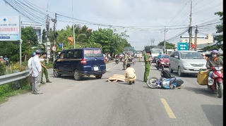 Tin giao thông đến sáng 21/10: Xe chở hàng cứu trợ bị lật; xe máy va ô tô 1 người chết, 1 người bị thương