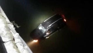 Ô tô rơi xuống sông, cả gia đình may mắn thoát nạn