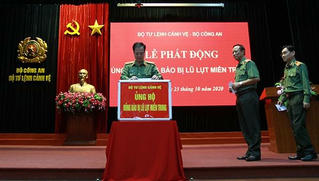 Chung tay cùng đồng bào miền Trung vượt khó