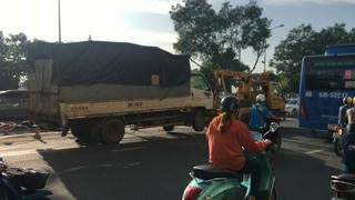 Nằm dưới gầm sửa xe nam thanh niên bị ô tô container tông tử vong