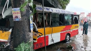 Một xe buýt chạy liều vào đường ngập, một xe buýt tông gốc cây khiến tài xế và khách bị thương