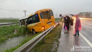 Tin giao thông đến sáng 31/10: Va chạm xe tải, xe khách, 4 người tử vong, 3 người bị thương 