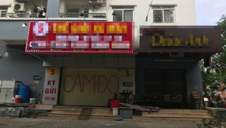 Nam thanh niên tử vong trong tư thế treo cổ tại cửa hàng xe máy