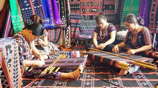 Nghề dệt thổ cẩm đang “sống mòn”?