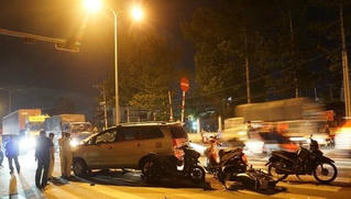 Tin giao thông đến sáng 20/11: Ô tô mất lái đâm hàng chục xe máy, nhiều người bị thương