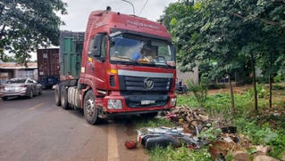 Tin giao thông ngày 26/11: Xe container - xe tải va chạm, 5 người bị thương