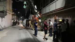 Xe ô tô tông cột điện, lái xe thoát ra ngoài bằng cửa sổ trời